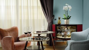 Phòng Suite Deluxe, hiên | Khu phòng khách | TV màn hình phẳng 