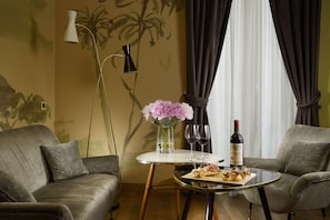 Suite, balcon | Coin séjour | Télévision à écran plat
