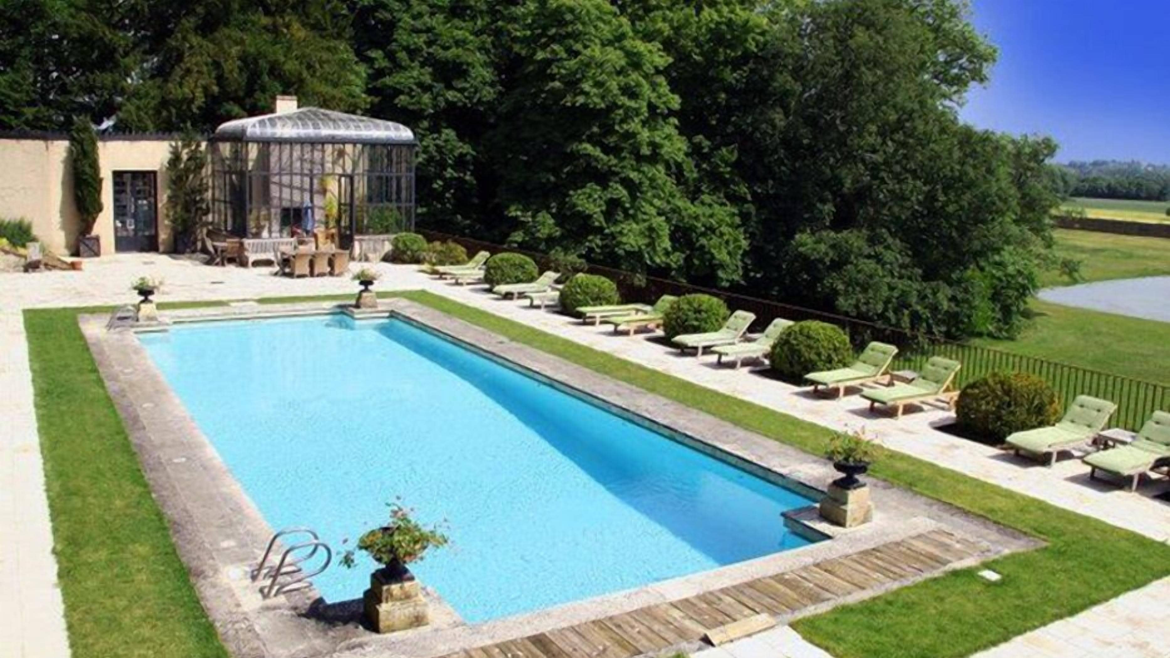 Een seizoensgebonden buitenzwembad