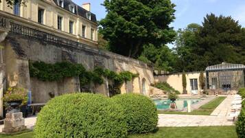 Piscine extérieure en saison