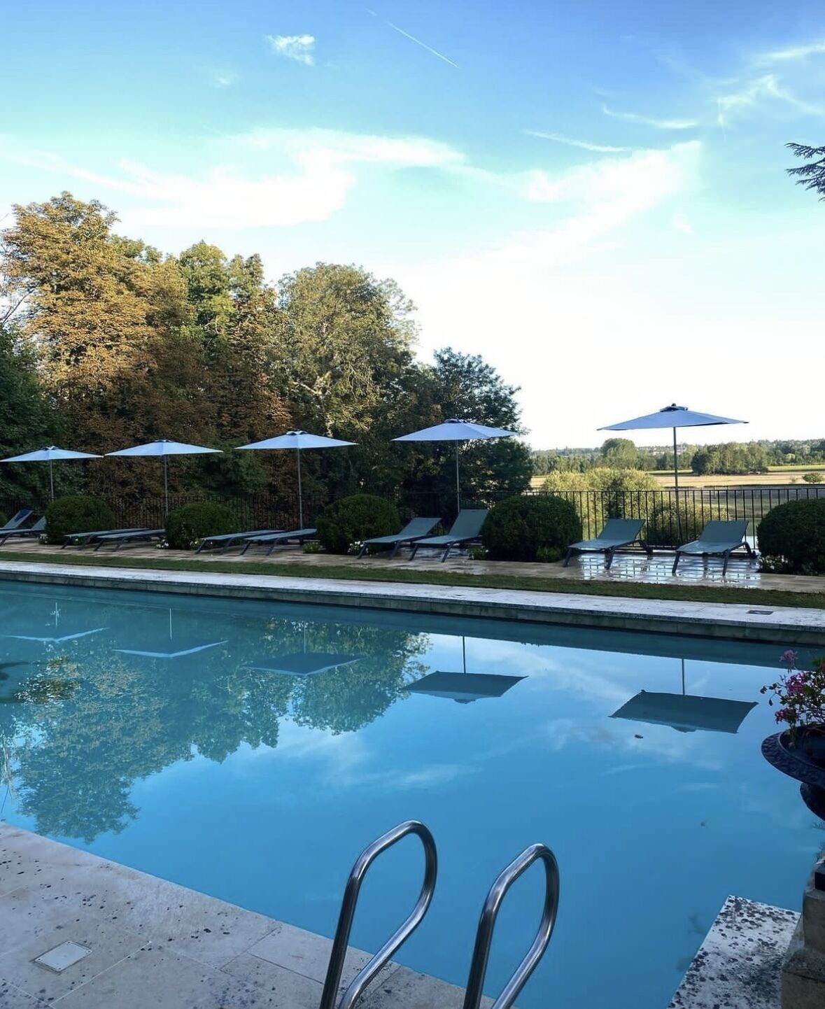 En säsongsöppen utomhuspool