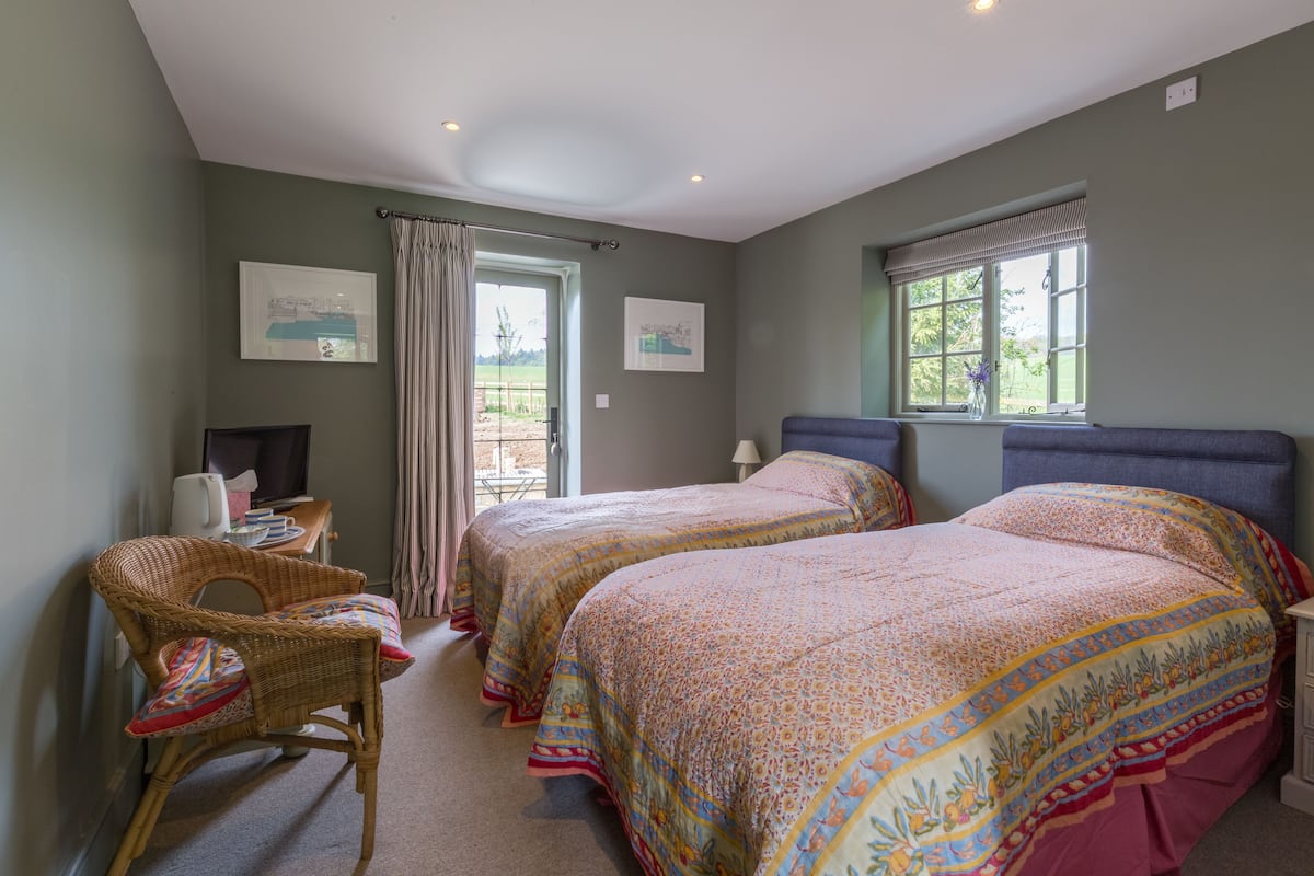 Kamer, 1 twee- of 2 eenpersoonsbedden, terras, bijgebouw | Gratis wifi, beddengoed