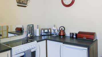 House, 2 Bedrooms | Private kitchen | Stovetop, highchair