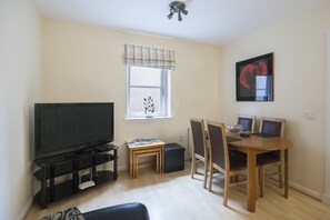 Flat-screen TV - 4 Varis Apartments (Forres)