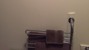 Eine Wand mit motivierenden Schildern und einem Handtuchhalter mit Handtüchern.