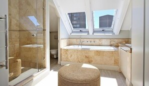 Tina y regadera independientes y amenidades de baño gratuitas 