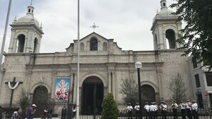 Un bâtiment historique doté de deux tours-clochers et d’une entrée centrale.