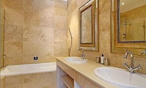 Combined shower/bathtub, free toiletries, bathrobes, slippers - Vetho Villa (Cape Town)
