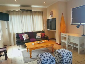 Leilighet, 1 soverom (Bach) | Oppholdsområde | En 32-tommers TV med Parabol-TV samt DVD-spiller