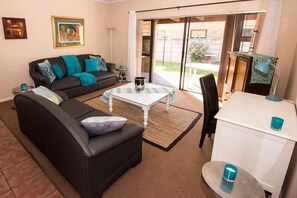 3 Bedroom Townhouse | Oppholdsrom | En 32-tommers TV med Parabol-TV samt DVD-spiller