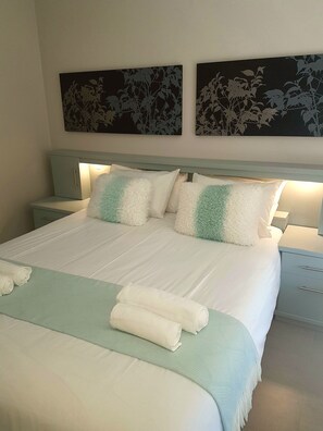 TWO BEDROOM APARTMENT (Coral Road) | Sengetøy av topp kvalitet og senger med Select Comfort-madrass