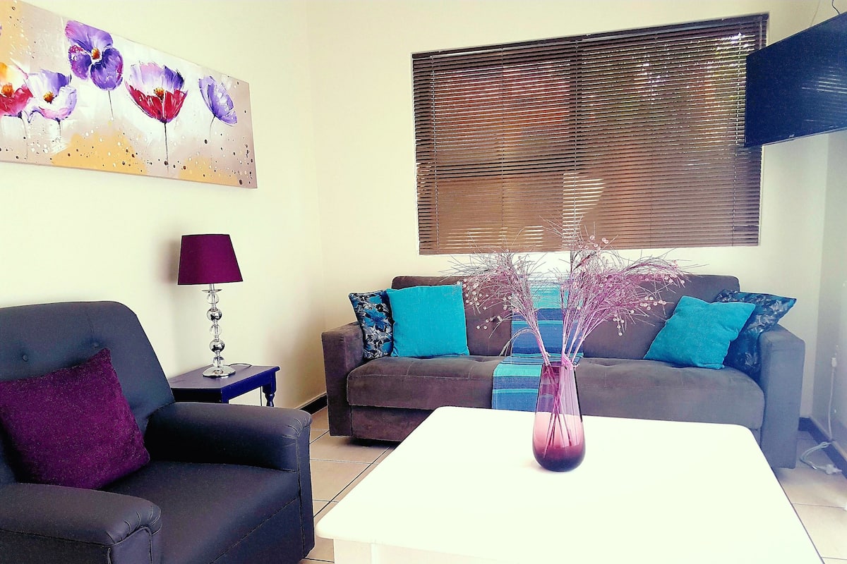 ONE BEDROOM UNIT (Chopin) | Vardagsrum | 32-tums tv med satellitkanaler och dvd-spelare