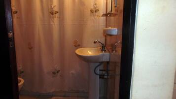 Studio | Kamar mandi | Kombinasi shower/bathtub dan perlengkapan mandi gratis