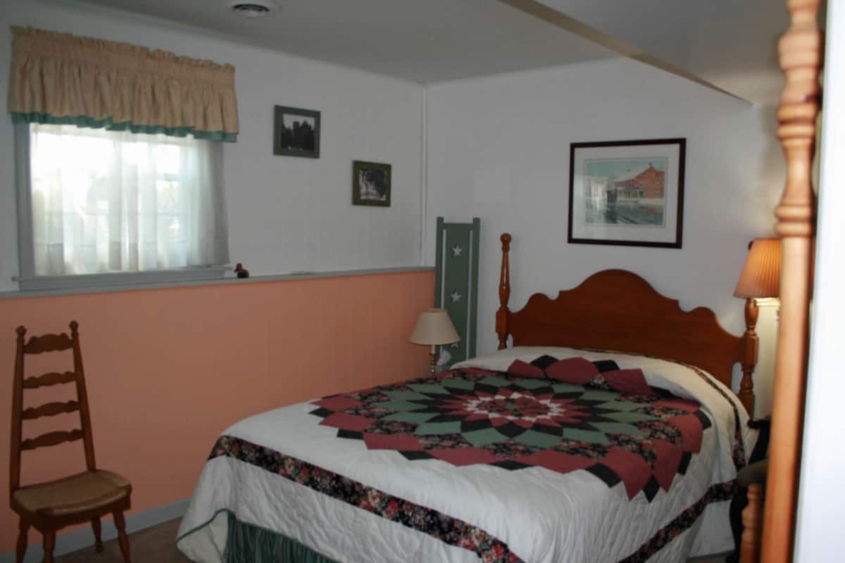 Deluxe Room, 1 Bedroom (Dahlia) | Premium bedding, individually decorated, individually furnished