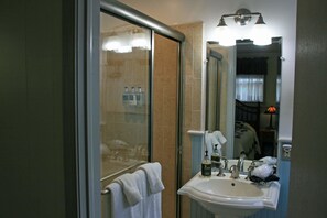 Quarto luxo, 1 quarto (Lancaster Rose) | Banheiro | Produtos de toalete grátis, secador de cabelo, toalhas de banho 