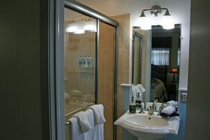 Habitación Deluxe, 1 habitación (Lancaster Rose) | Baño | Artículos de higiene personal gratuitos, secador de pelo y toallas