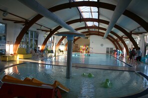 Indoor pool, seasonal outdoor pool, sun loungers - Rêve en famille (Gastes)