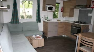 Stacaravan, 2 slaapkamers, terras, aan het meer | Woonruimte | Een flatscreentelevisie