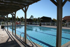 Indoor pool, seasonal outdoor pool, sun loungers - Rêve en famille (Gastes)