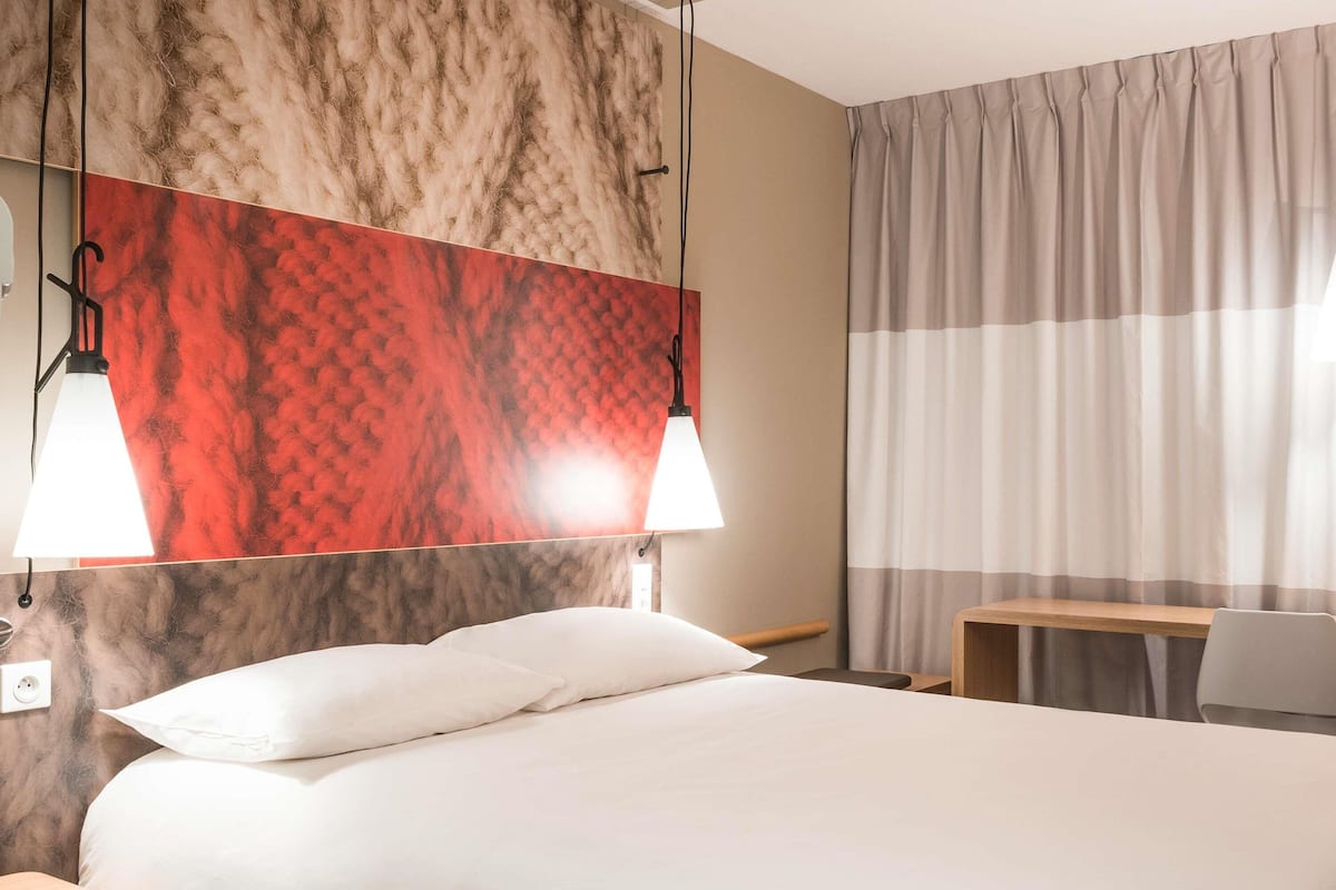 Quarto standard, 1 cama de casal | Cortinas blackout, quartos à prova de som, ferros/tábuas de passar roupa