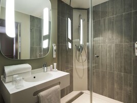 Douche, articles de toilette écologiques, sèche-cheveux