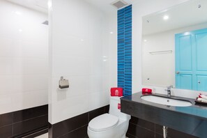 Superior King Room | Bathroom - ZEN Rooms Takua Thung Road (Phuket)