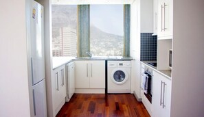 Full-sized fridge, microwave, oven, stovetop - ITC Hospitality Group Two Bedrooms Cartwright's Corner (Cape Town)
