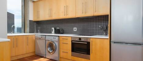 Full-sized fridge, microwave, oven, stovetop