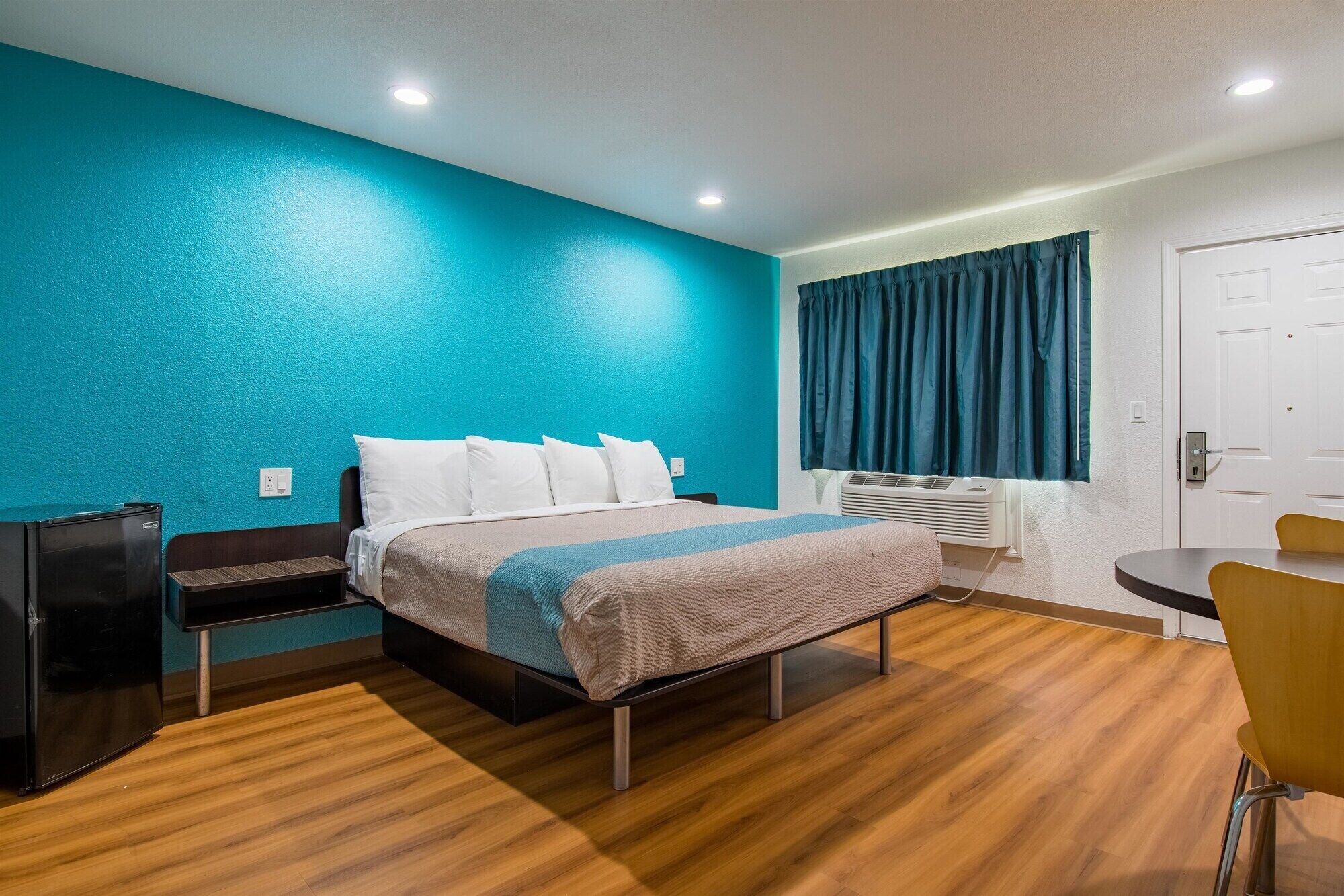 Free WiFi, bed sheets