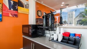 Un espace dédié au café, équipé d’une machine à café, de tasses et de paquets de café à l’effigie de la marque.