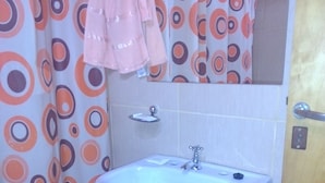 Cabin | Bathroom | Shower, towels - Cabañas de la costanera (Puerto Iguazú)