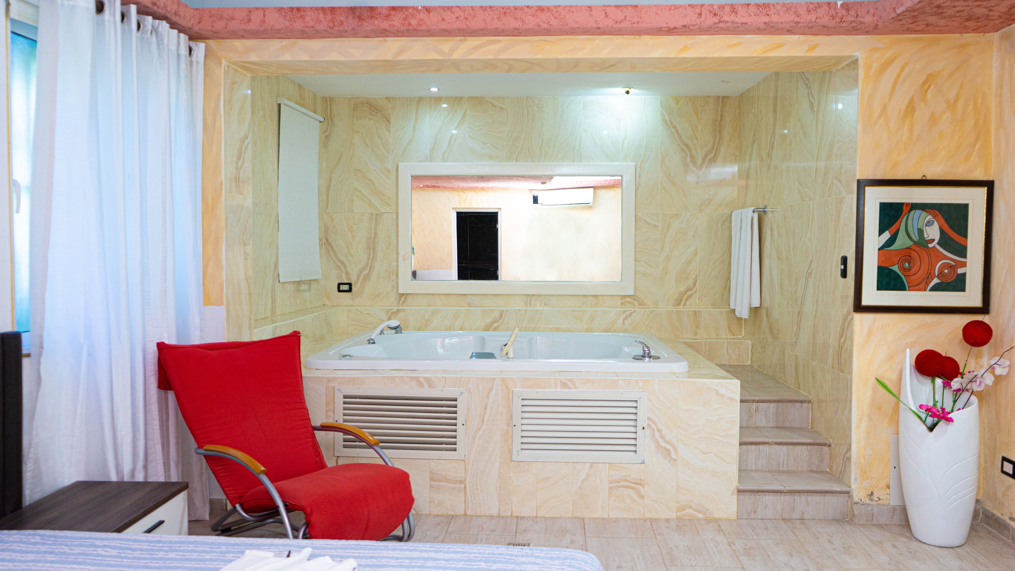 suite | in-room safe, desk, free wifi, bed sheets