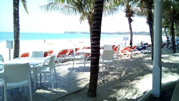 Beach nearby, sun-loungers, beach bar