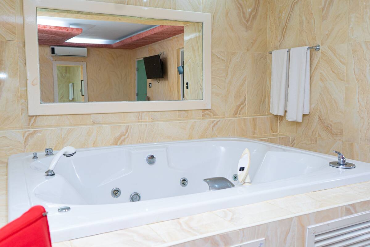 suite | bathroom | shower, free toiletries, hair dryer, towels