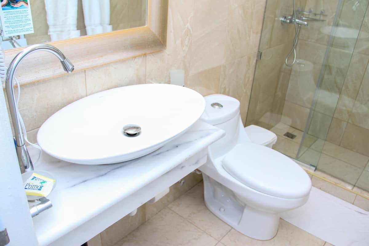 apartment, 3 bedrooms | bathroom | shower, free toiletries, hair dryer, towels