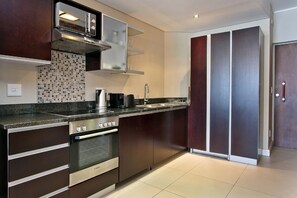 Luxury Apartment | Dapur peribadi | Peti sejuk, ketuhar gelombang mikro, dapur, pembancuh kopi espreso