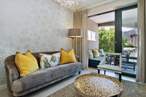 Luxury Apartment | Ruang tamu | 40 inci sebuah televisyen pintar dengan digital, TV, Netflix