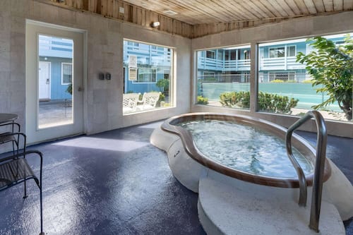 Piscine extérieure en saison