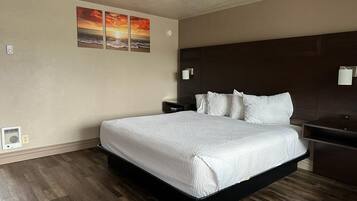 Rom, 1 kingsize-seng, tilgjengelighetstilpasset, ikke-røyk (Mobility, tub w grab bars) | Skrivebord, ekstrasenger (mot et tillegg), wi-fi (inkludert) og sengetøy