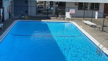Kolam renang terbuka bermusim