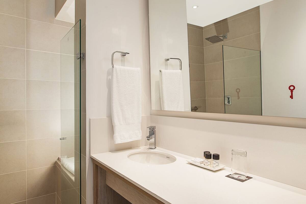 shower, free toiletries, hair dryer, towels