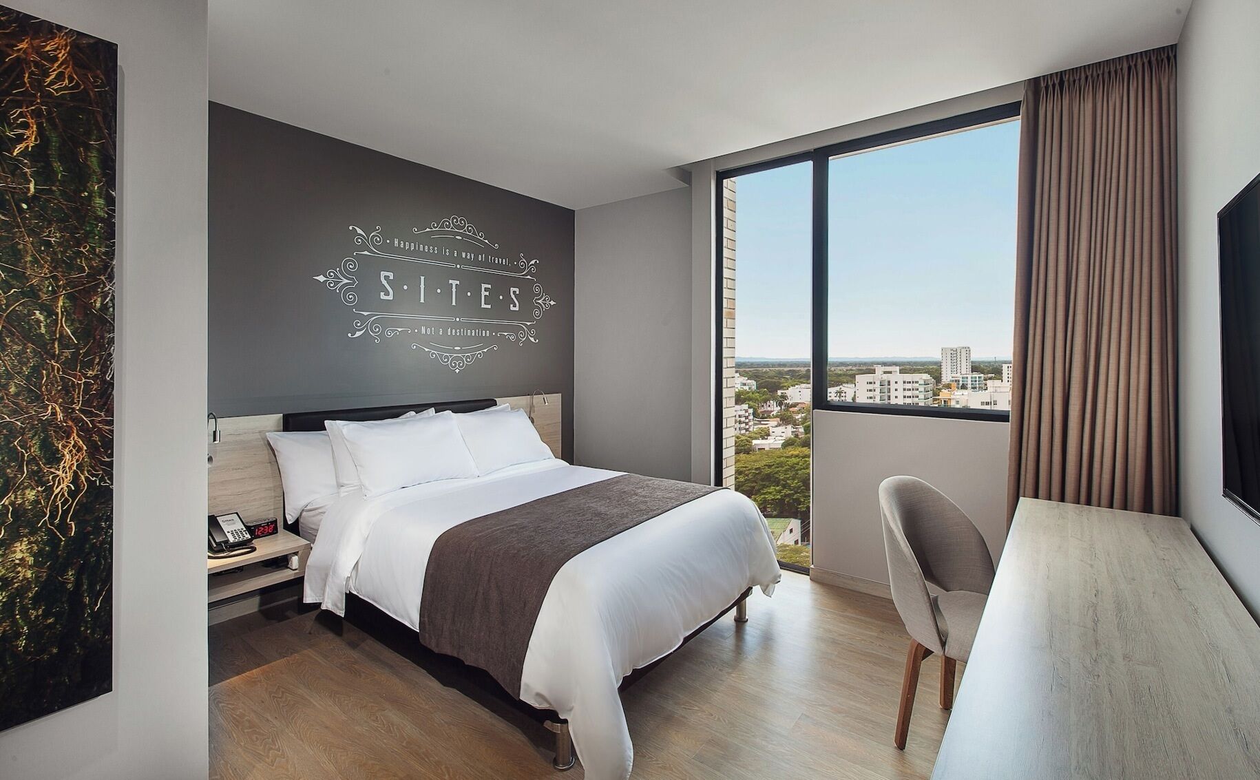 Luxe beddengoed, een minibar, een kluis op de kamer, een bureau