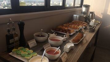 Sarapan prasmanan setiap hari (COP 35000 per orang)