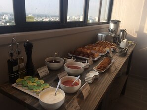 Petit déjeuner buffet (35000 COP par personne)