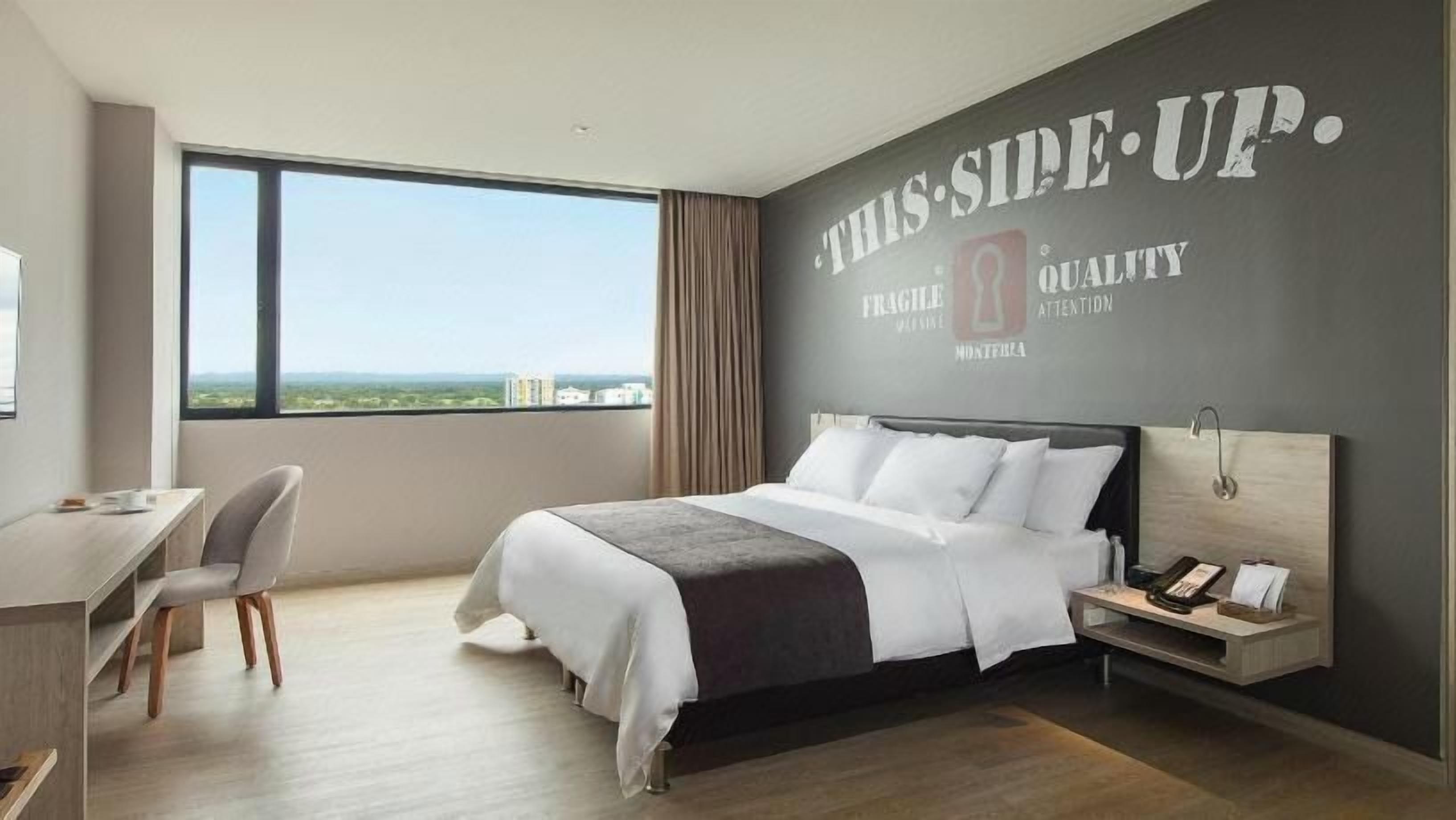 Luxe beddengoed, een minibar, een kluis op de kamer, een bureau