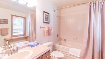 Bañera con ducha, bañera de hidromasaje, artículos de tocador gratuitos