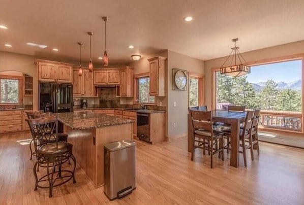 Family House, 3 Bedrooms, Non Smoking, Mountain View | Private kitchen
