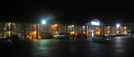 Fachada de la propiedad por la tarde o noche