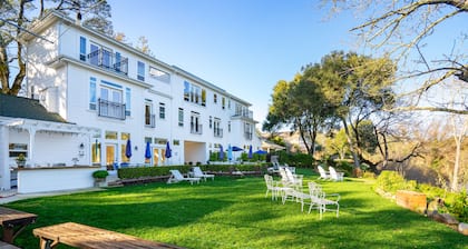 The River Belle Inn