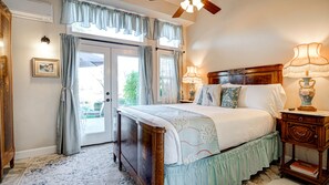 Blue Heron Suite | ملاءات من القطن المصري وأغطية فراش متميزة وخزنة داخل الغرفة